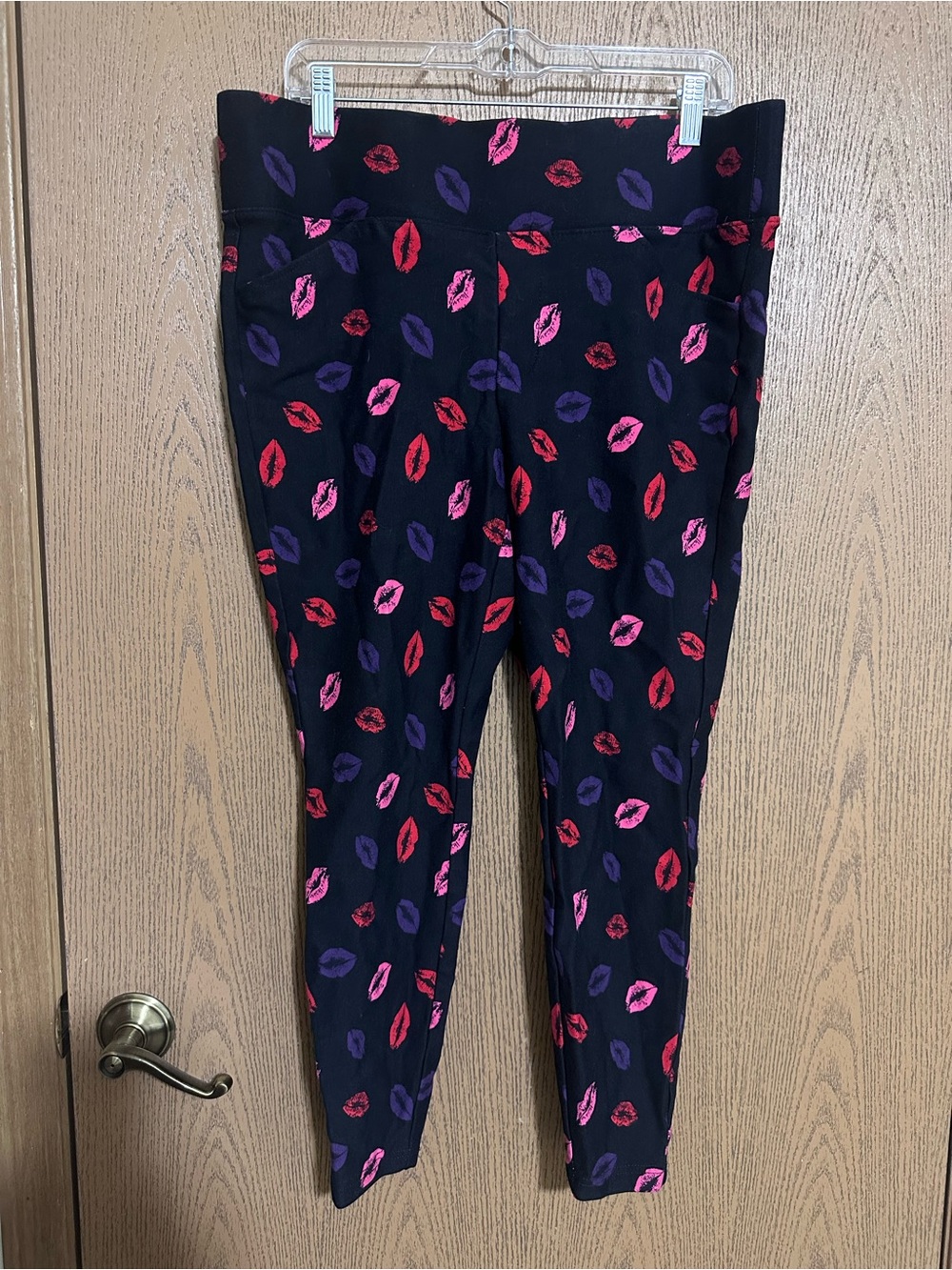 Torrid Pixie Lips Print Pocket Skinny Ankle Pants Size 2R 18/20